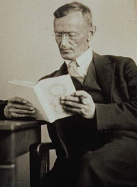 Hermann Hesse im Alter von 50 Jahren. In diesem Jahr erscheint sein Werk "Steppenwolf"
