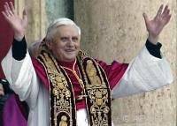 Papst Benedikt XVI. spricht den Segen "Urbi et Orbi" aus