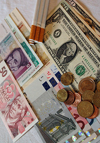 Euro, US-Dollar und Tschechische Kronen. Nicht mehr genutzt werden die Deutsche Mark sowie die Zigarettenw&auml;hrung